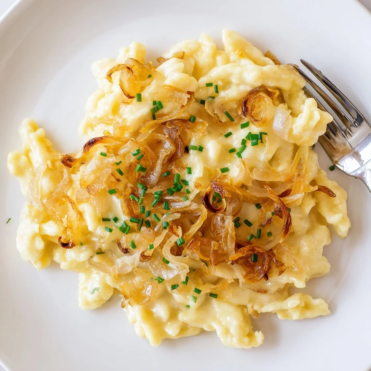 Hausgemachte Swabian Cheese Spaetzle mit geschmolzenem Käse und knusprigen Zwiebeln