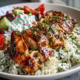 Frisch zubereiteter Greek Chicken Bowl mit cremigem Tzatziki, grünen Oliven und einem Hauch Zitronenaroma für den Geschmack.