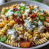 Lebhafter mexikanischer Nudelsalat mit rauchigem Chili, frischer Limette und Cotija.  