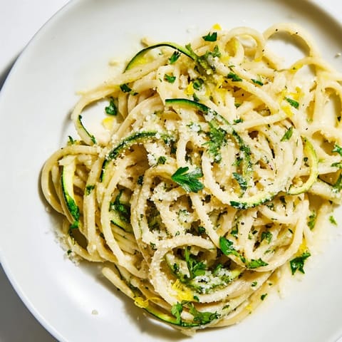 Ein Teller Lemon Zucchini Pasta mit saftigen Zucchinistreifen und einer cremigen Zitronenbutter-Sauce.