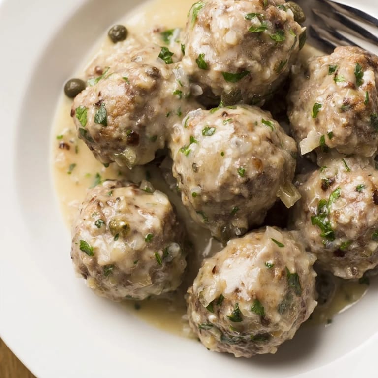 Herzhafte Königsberger Fleischbällchen in einer würzigen, cremigen Soße mit Kapern.