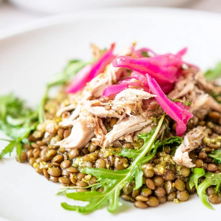 Ein nahrhafter Lentil & Chicken Spring Salad mit gedünsteten Linsen, Cherrytomaten und cremiger Senfvinaigrette für ein gesundes Essen.
